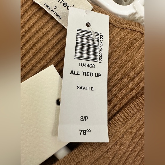 All Tied Up Aritzia Tee - Picture 4 of 6